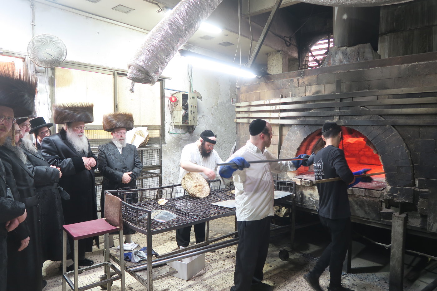 האדמו"ר מנדבורנה באפיית מצות מצווה