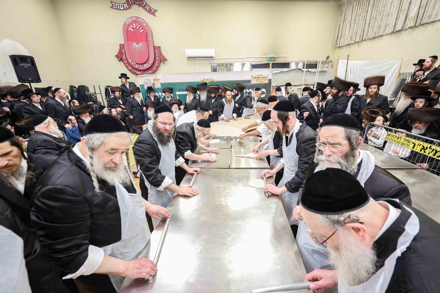 האדמו"ר מויז'ניץ באפיית מצות מצווה