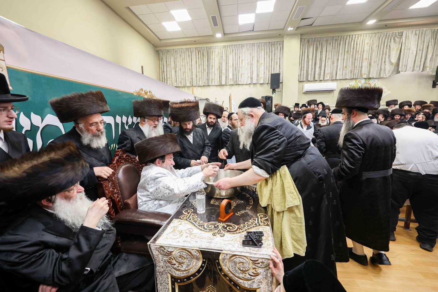 האדמו"ר מויז'ניץ באפיית מצות מצווה