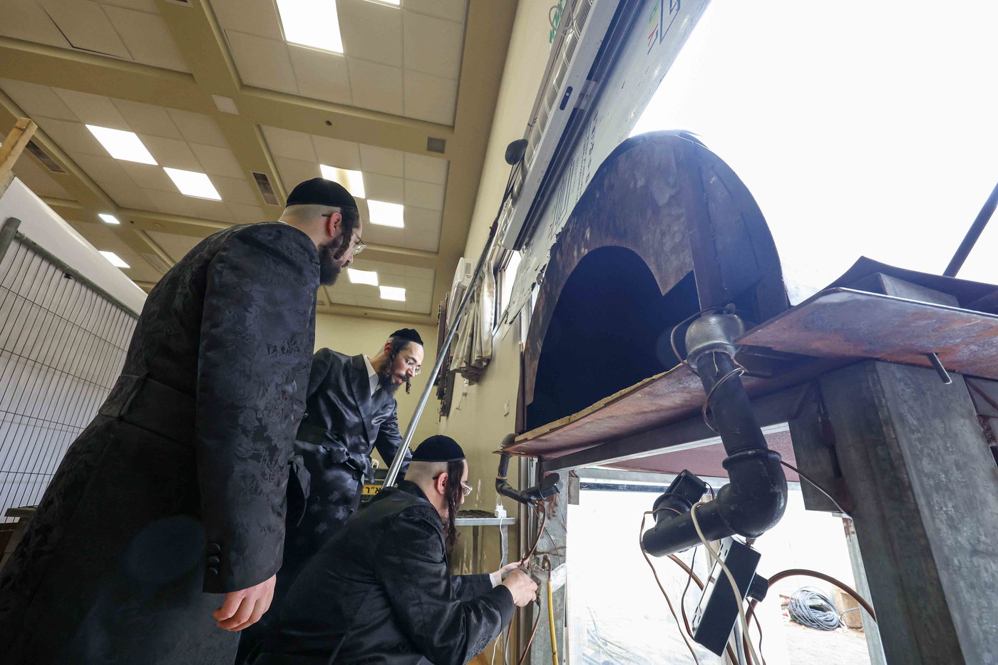 האדמו"ר מויז'ניץ באפיית מצות מצווה