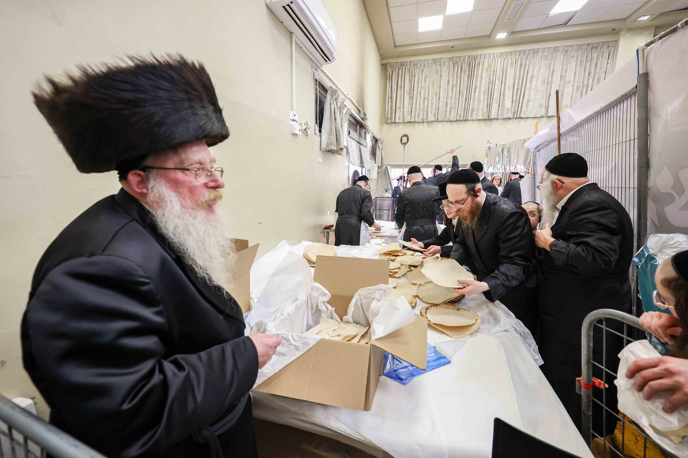 האדמו"ר מויז'ניץ באפיית מצות מצווה