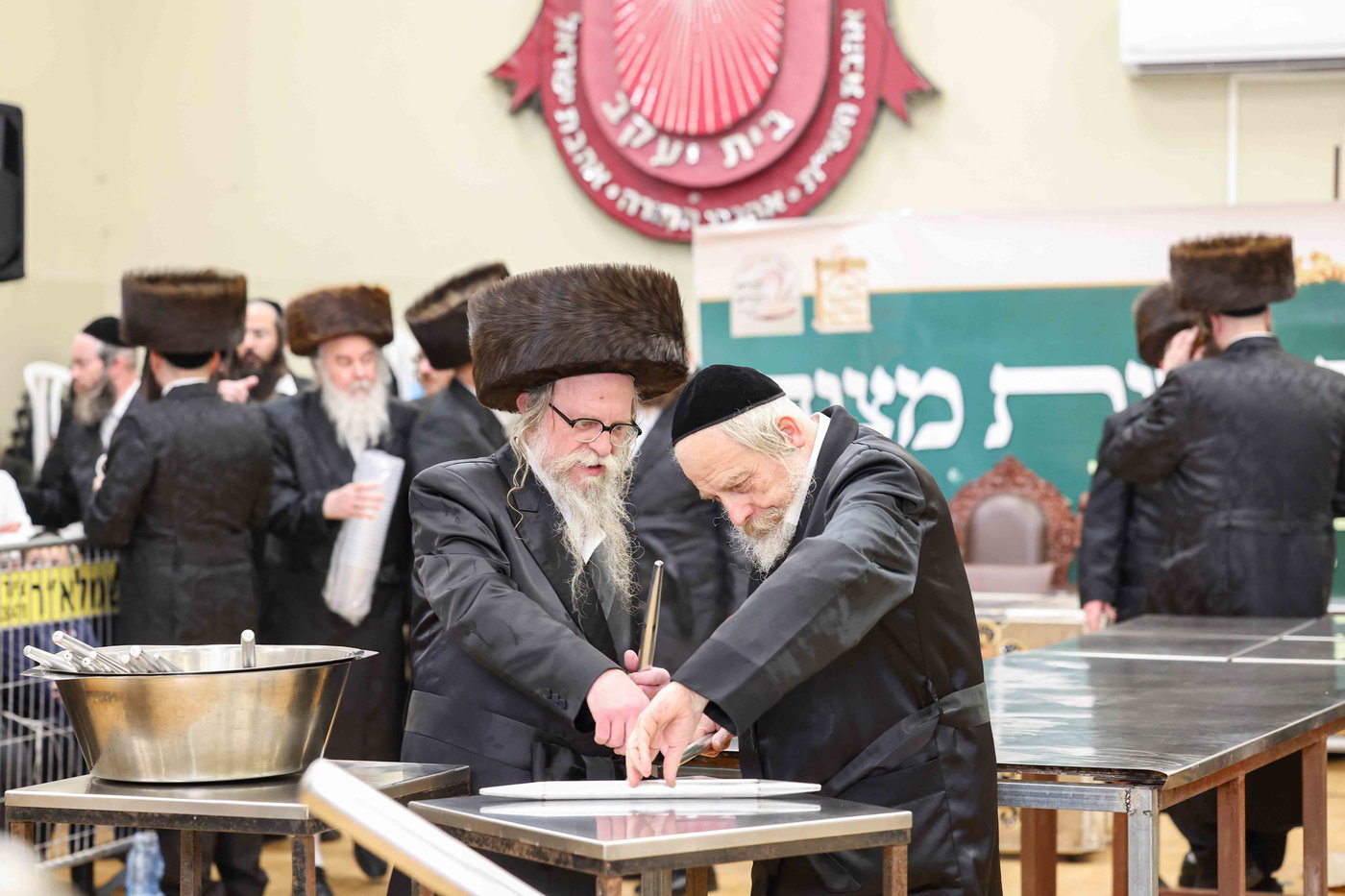 האדמו"ר מויז'ניץ באפיית מצות מצווה