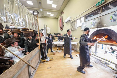 האדמו"ר מויז'ניץ באפיית מצות מצווה