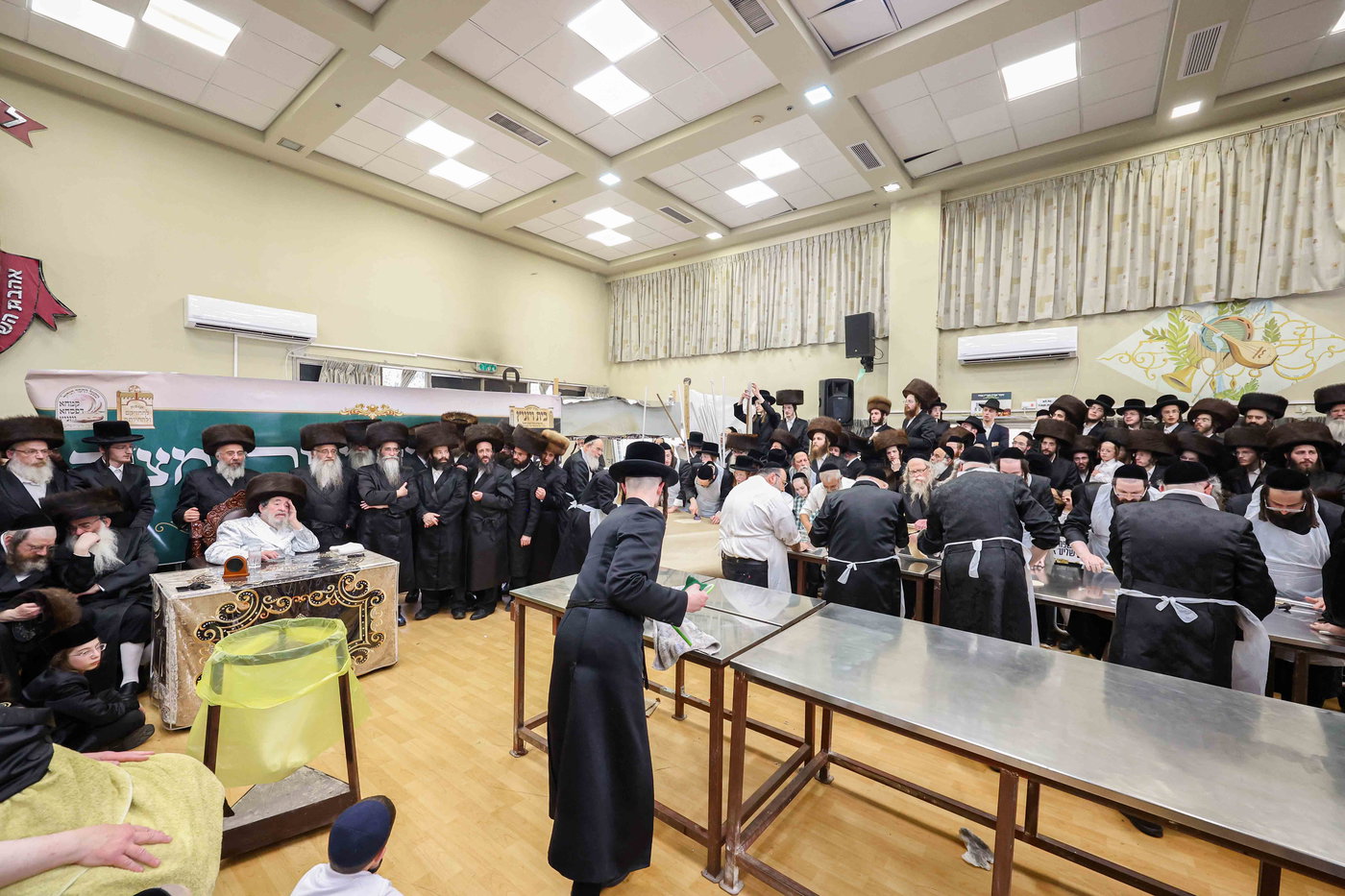 האדמו"ר מויז'ניץ באפיית מצות מצווה