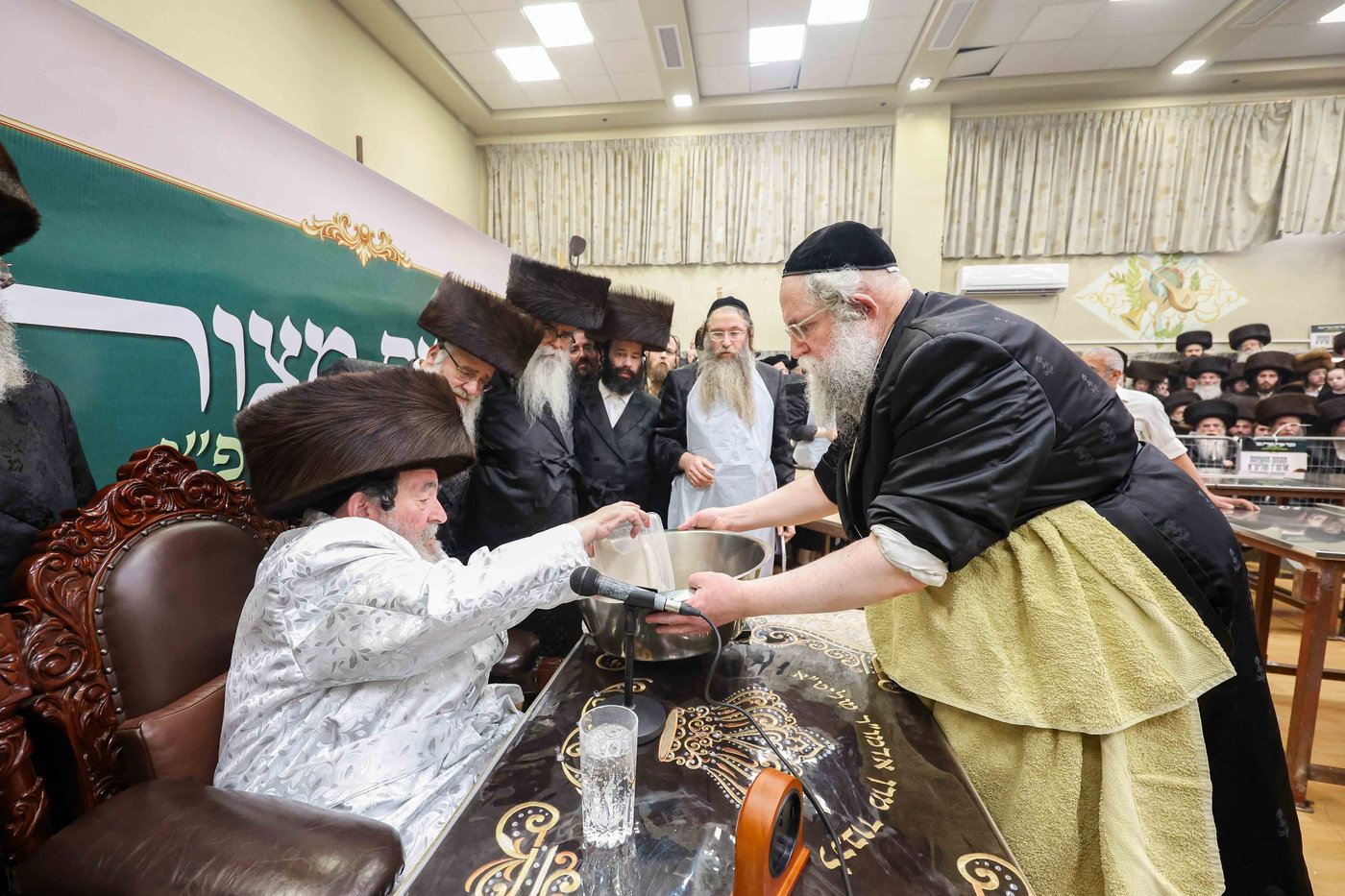 האדמו"ר מויז'ניץ באפיית מצות מצווה