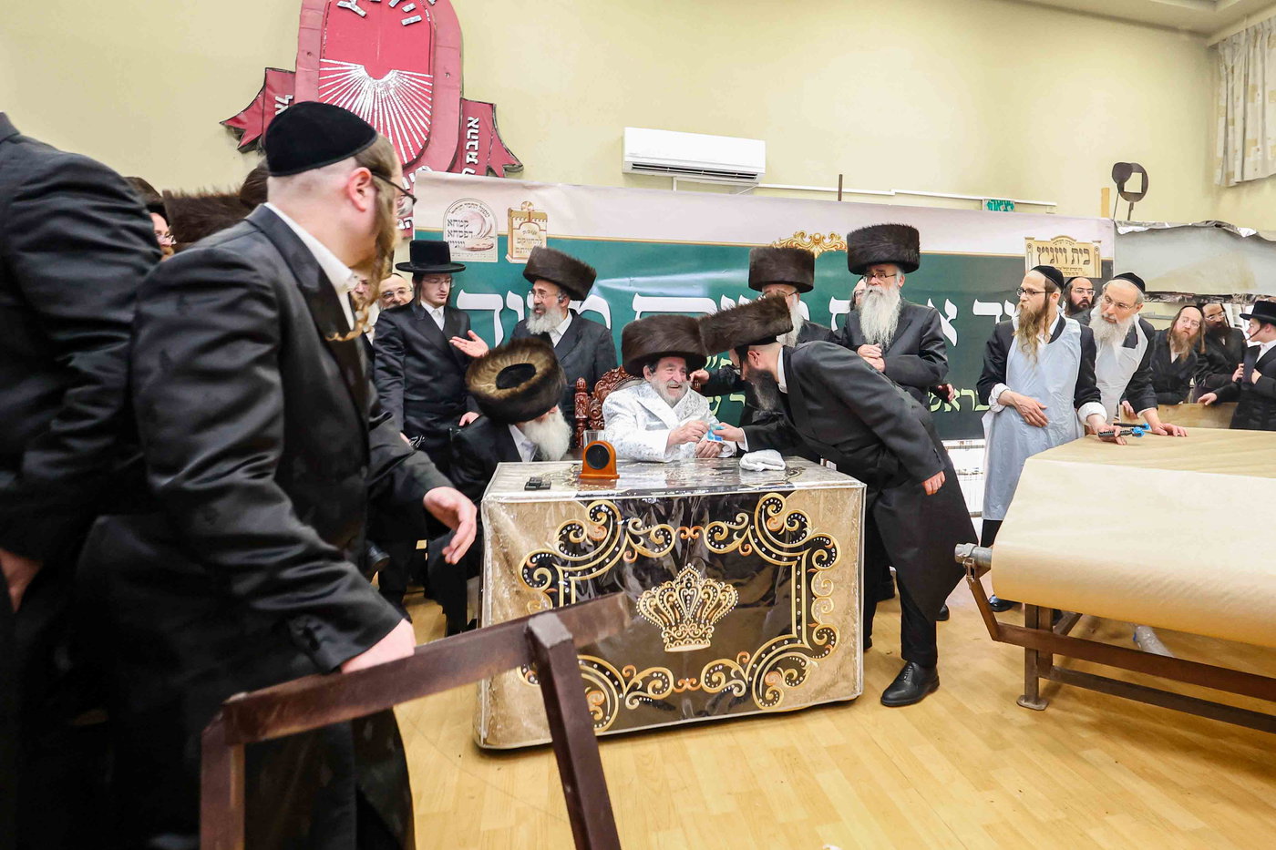 האדמו"ר מויז'ניץ באפיית מצות מצווה