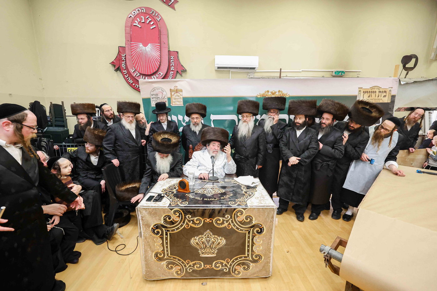 האדמו"ר מויז'ניץ באפיית מצות מצווה