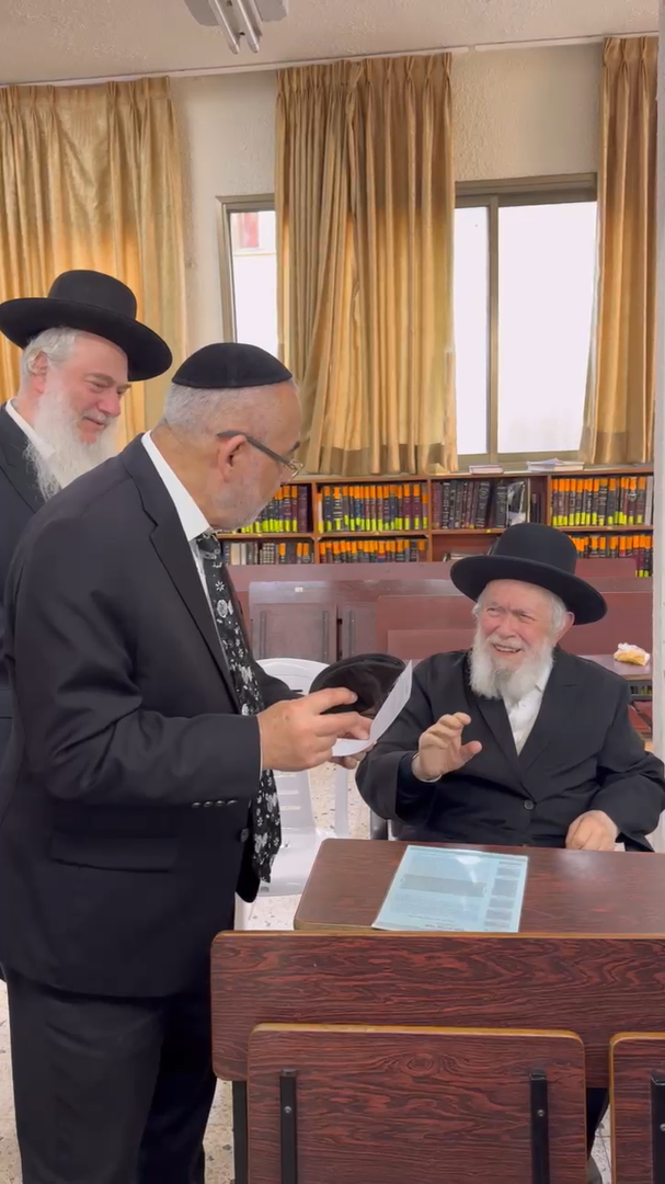 הגאון רבי יצחק זילברשטיין במכירת חמץ