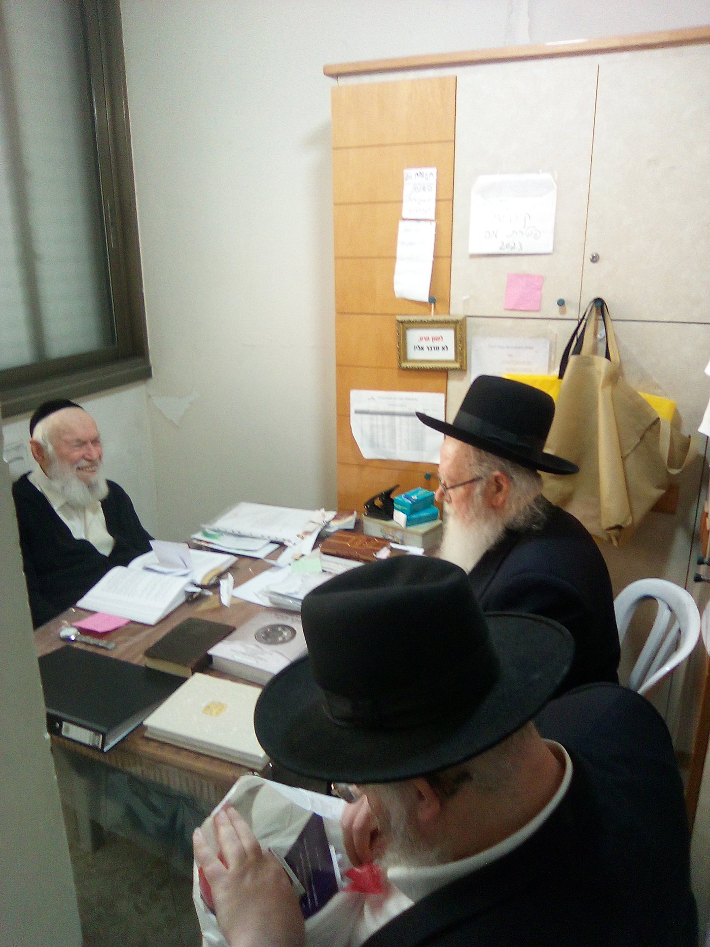 הגאון רבי יצחק זילברשטיין במכירת חמץ