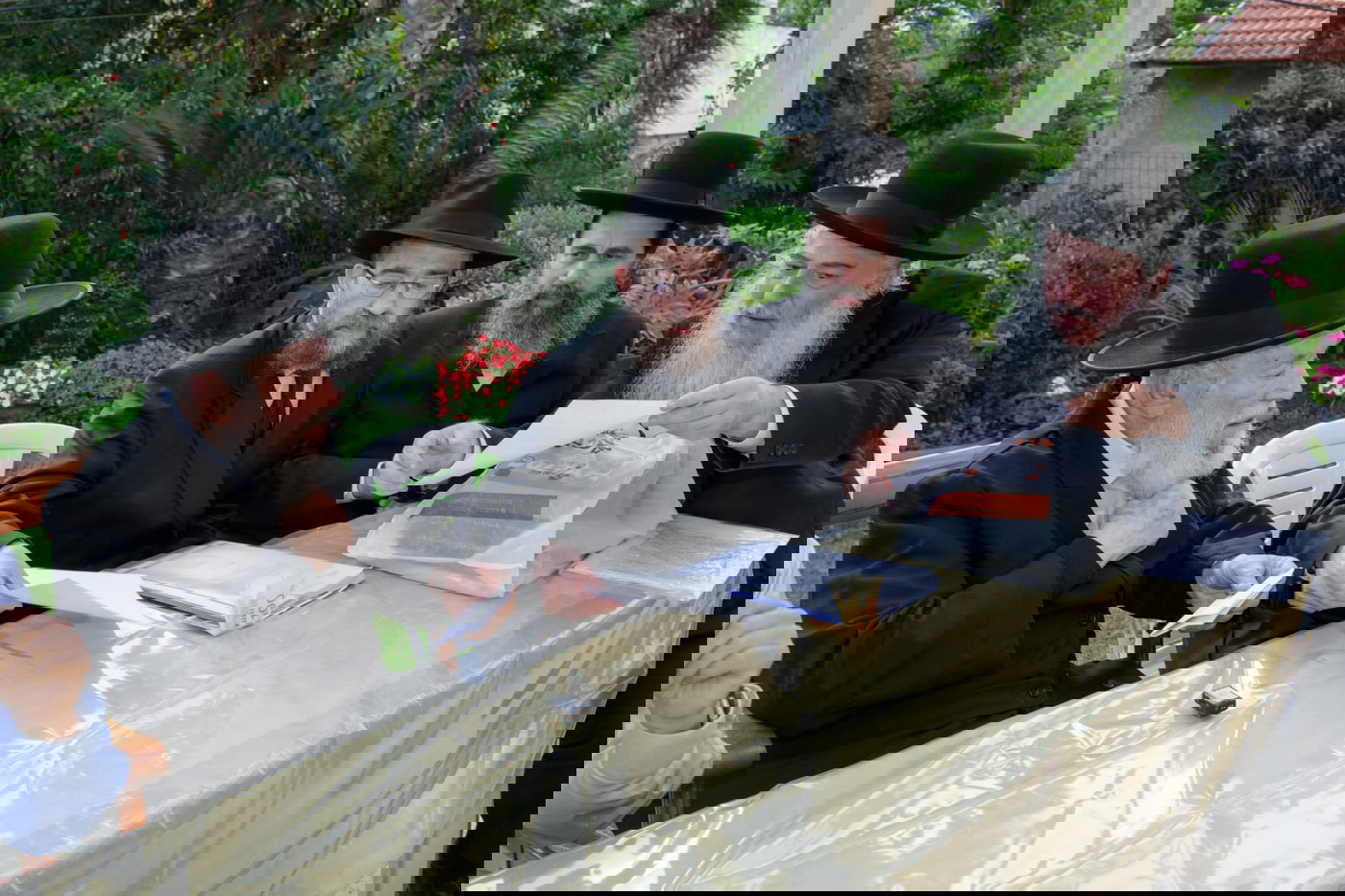 הגאון רבי יצחק זילברשטיין במכירת חמץ