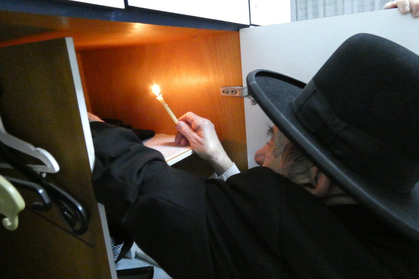 הגאון רבי ניסים בן שמעון בבדיקת חמץ