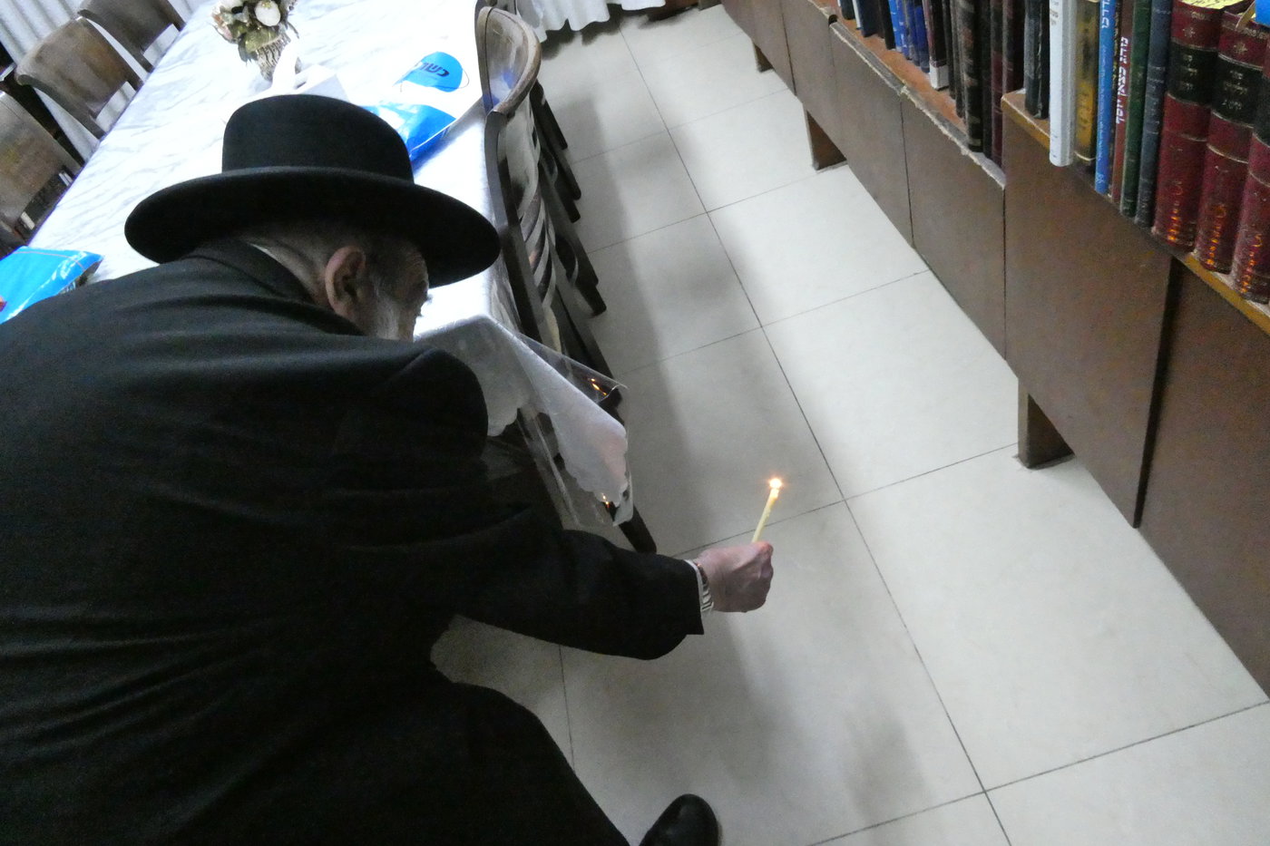 הגאון רבי ניסים בן שמעון בבדיקת חמץ