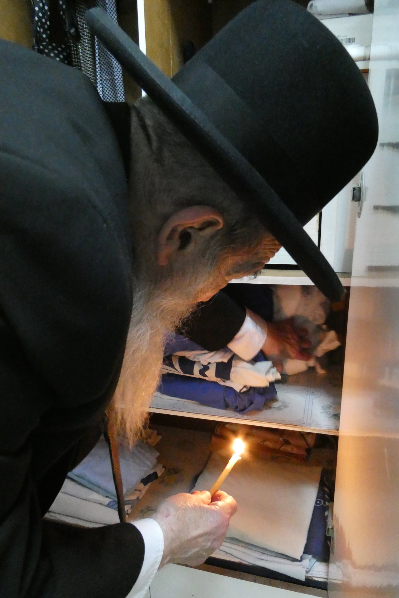 הגאון רבי ניסים בן שמעון בבדיקת חמץ