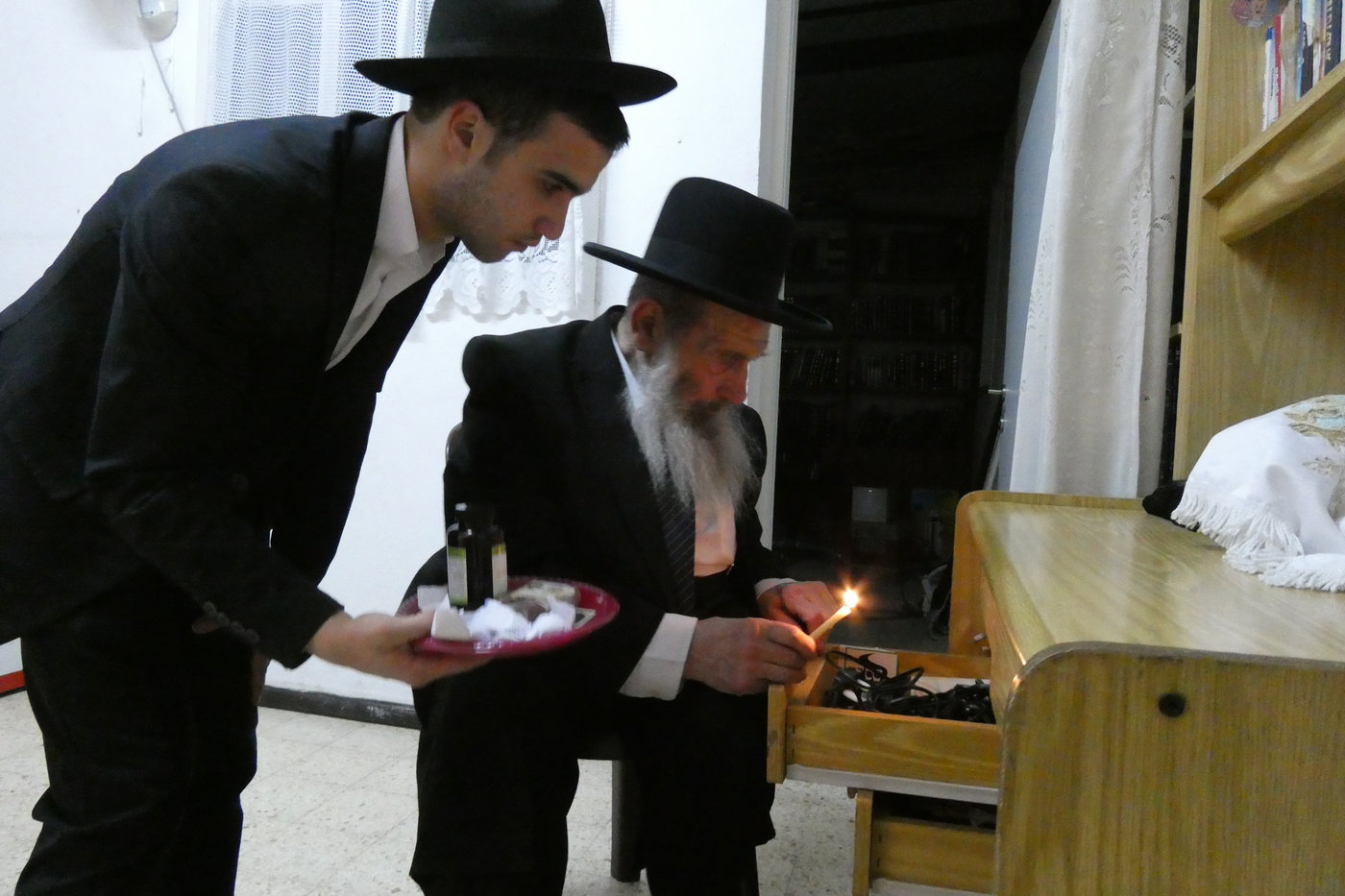 הגאון רבי ניסים בן שמעון בבדיקת חמץ