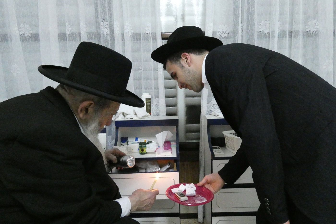 הגאון רבי ניסים בן שמעון בבדיקת חמץ