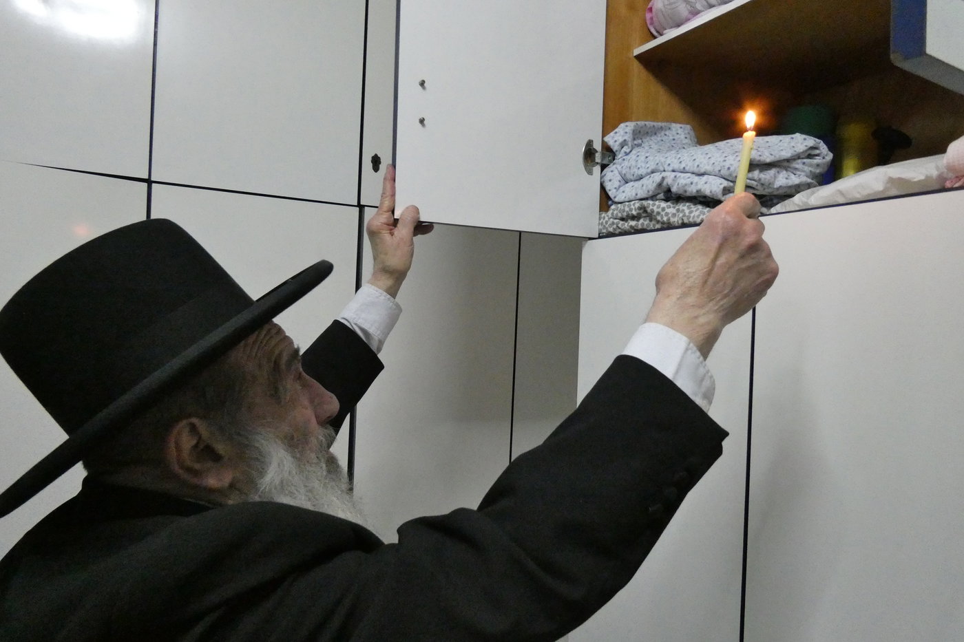 הגאון רבי ניסים בן שמעון בבדיקת חמץ