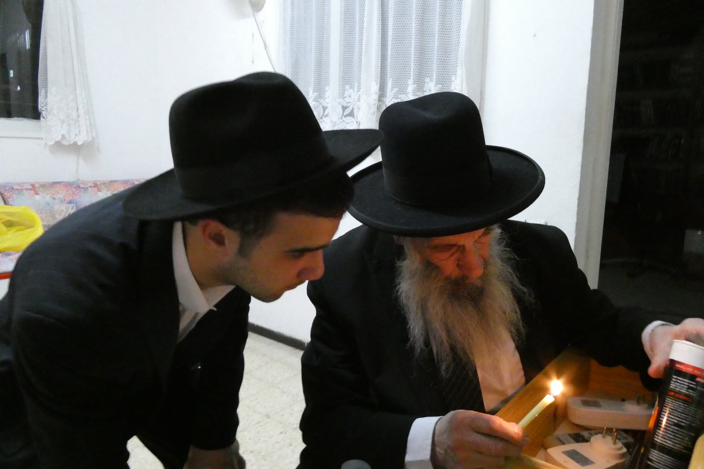 הגאון רבי ניסים בן שמעון בבדיקת חמץ