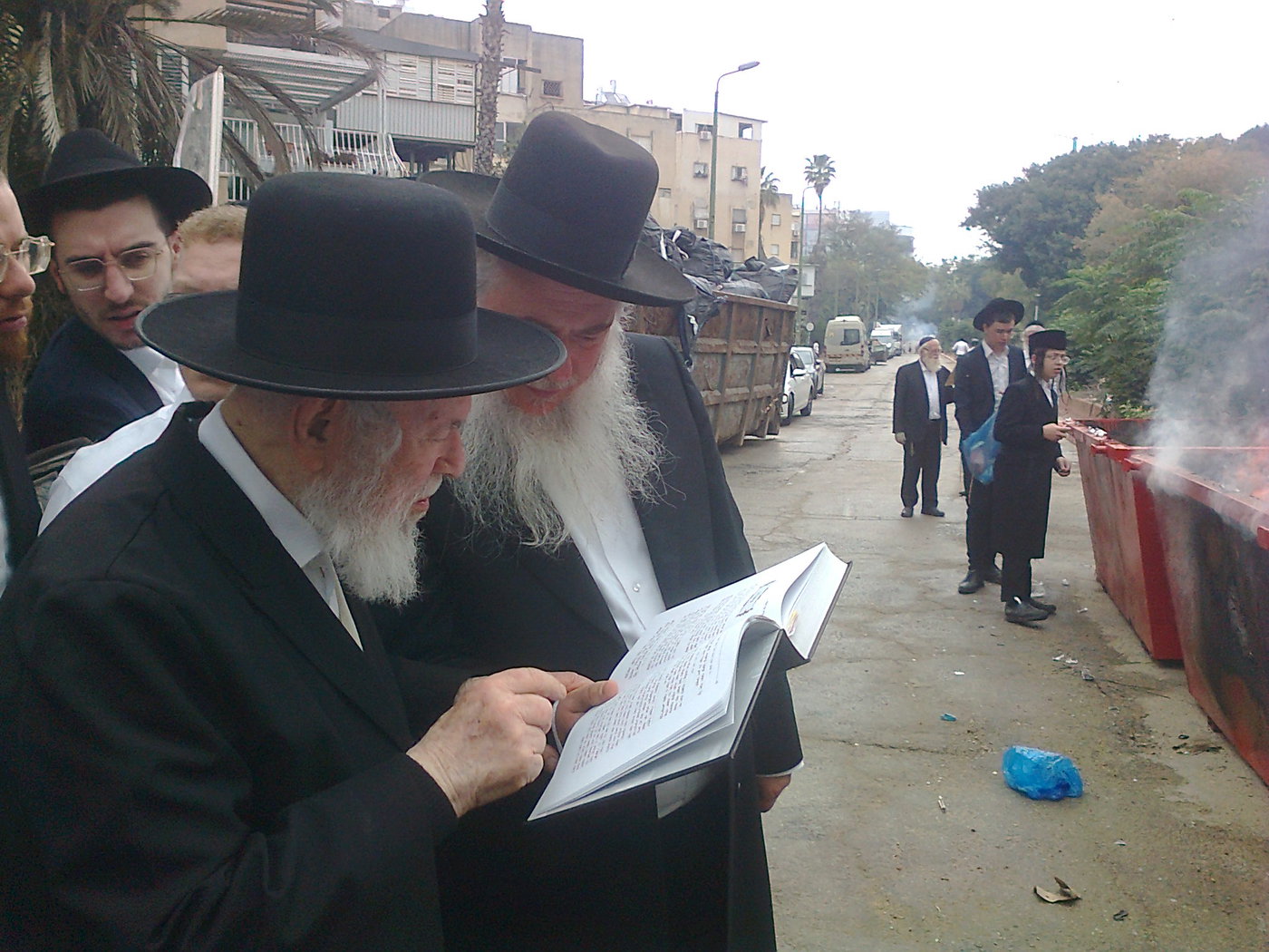 הגאון רבי יצחק זילברשטיין בשריפת חמץ