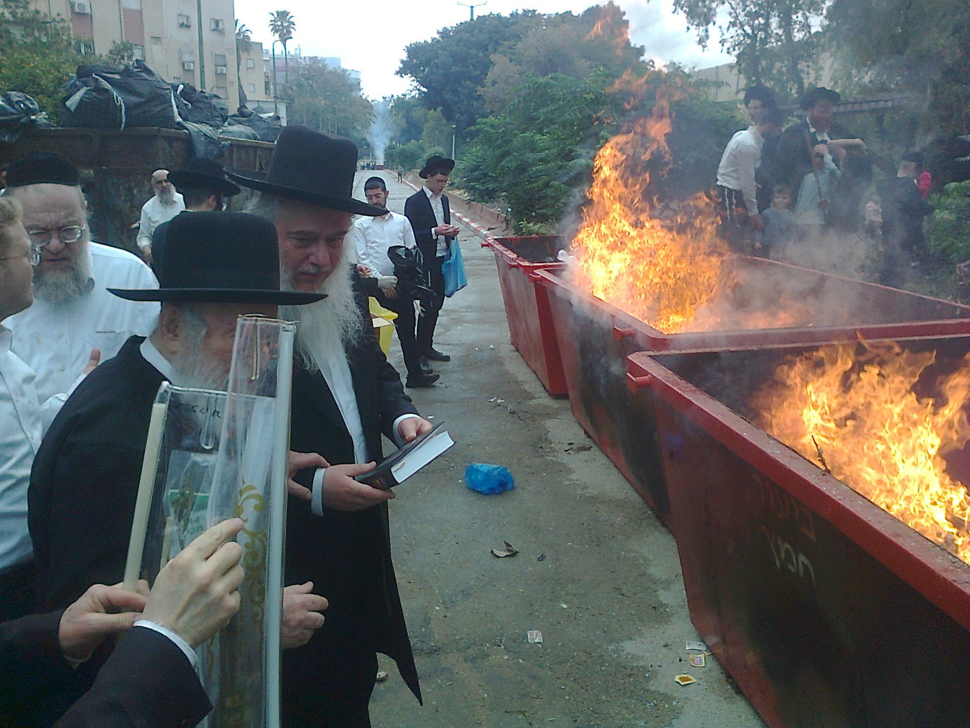 הגאון רבי יצחק זילברשטיין בשריפת חמץ