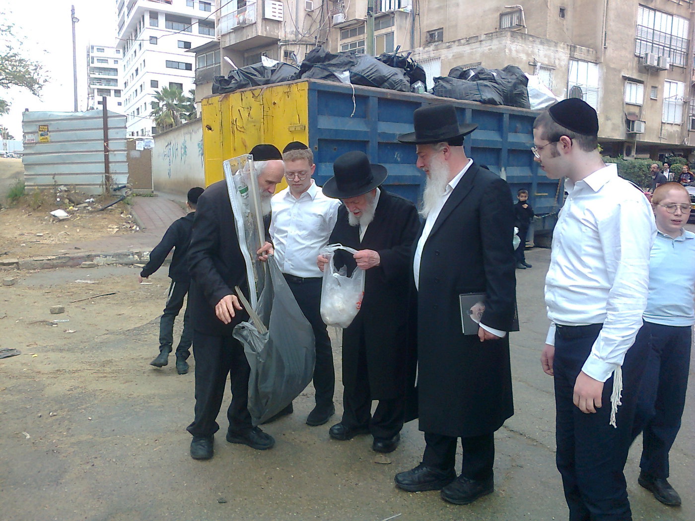 הגאון רבי יצחק זילברשטיין בשריפת חמץ