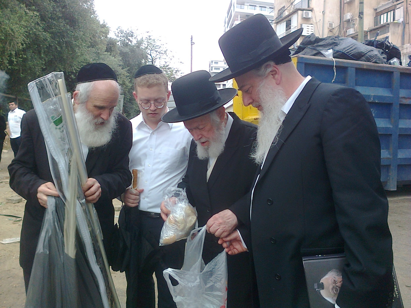 הגאון רבי יצחק זילברשטיין בשריפת חמץ