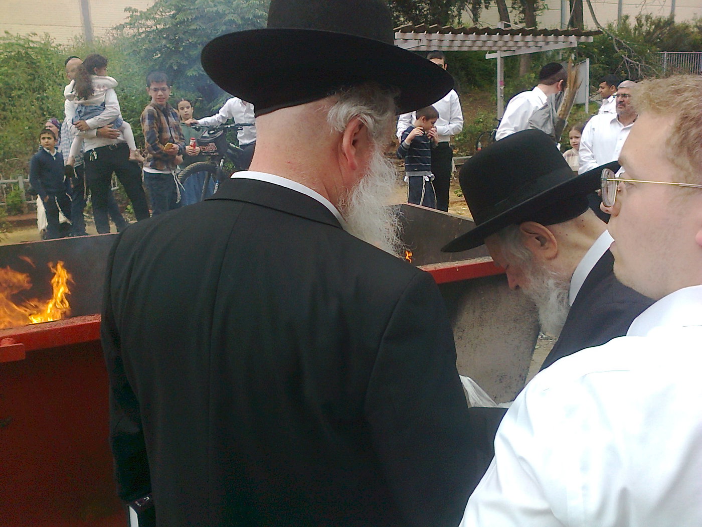 הגאון רבי יצחק זילברשטיין בשריפת חמץ