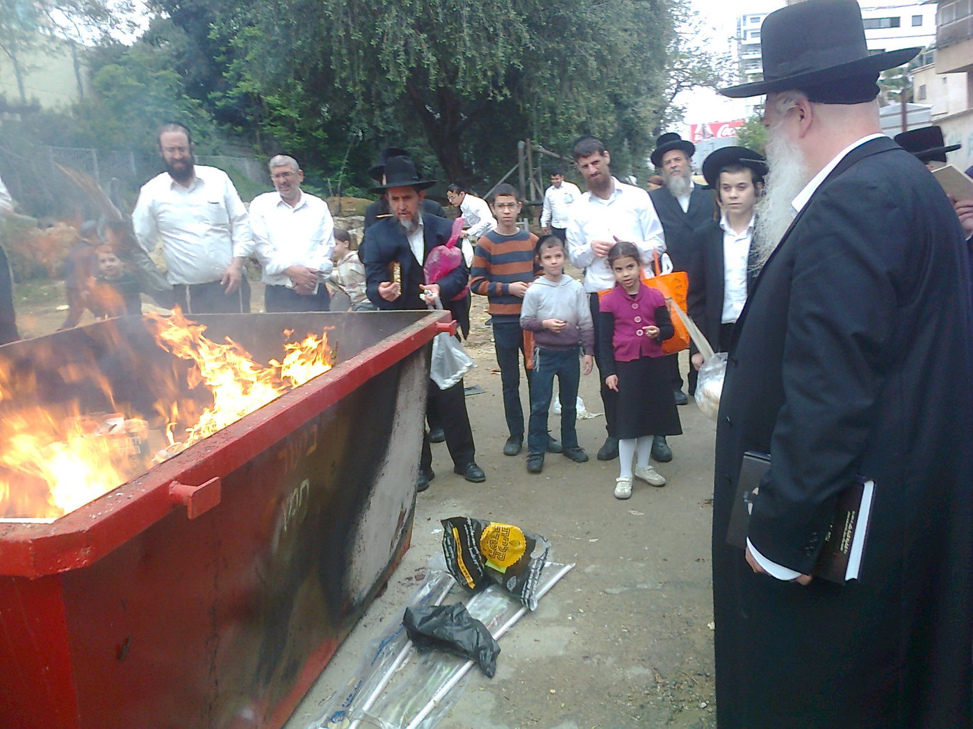 הגאון רבי יצחק זילברשטיין בשריפת חמץ