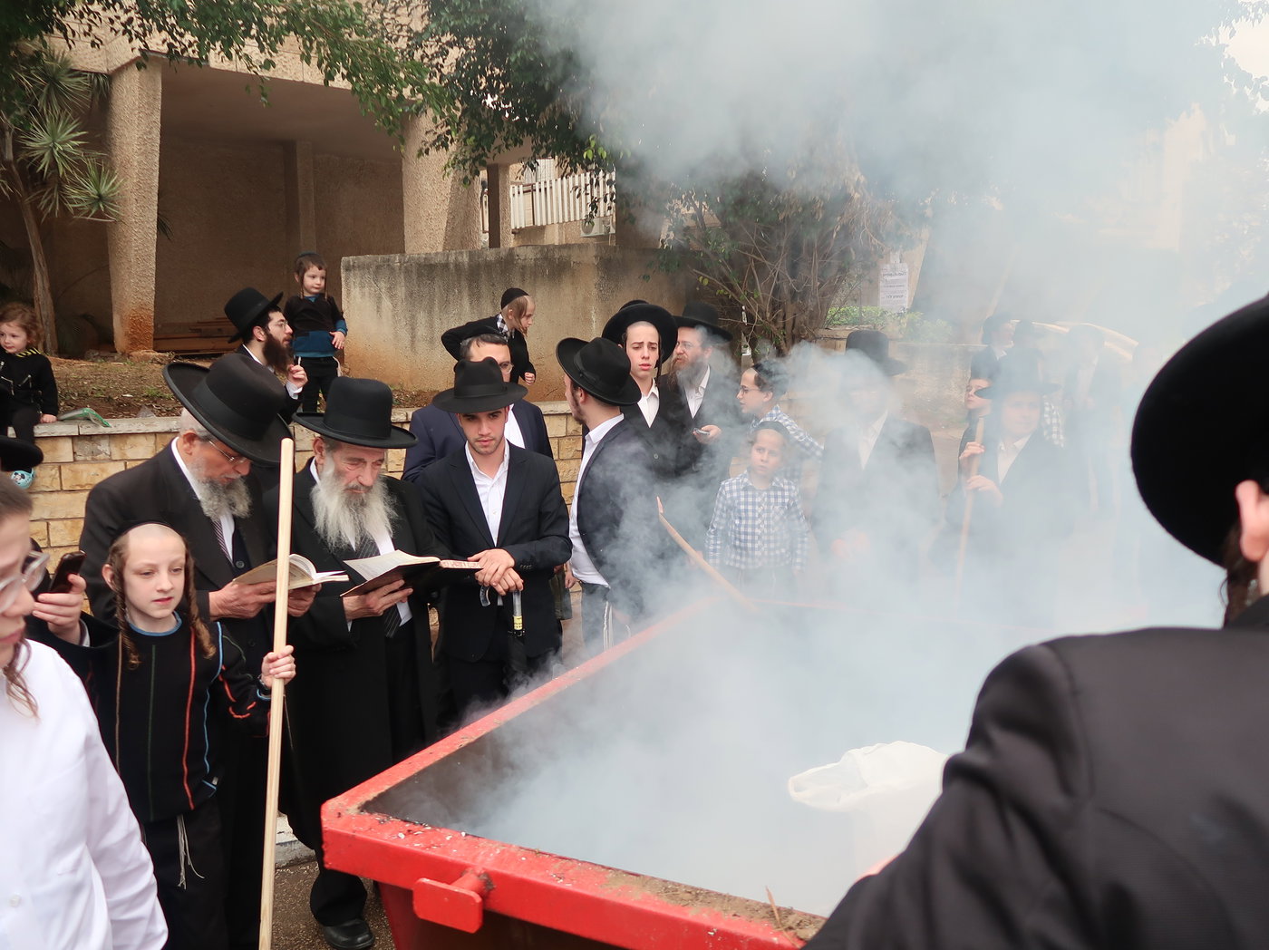 הגאון רבי ניסים בן שמעון בשריפת חמץ