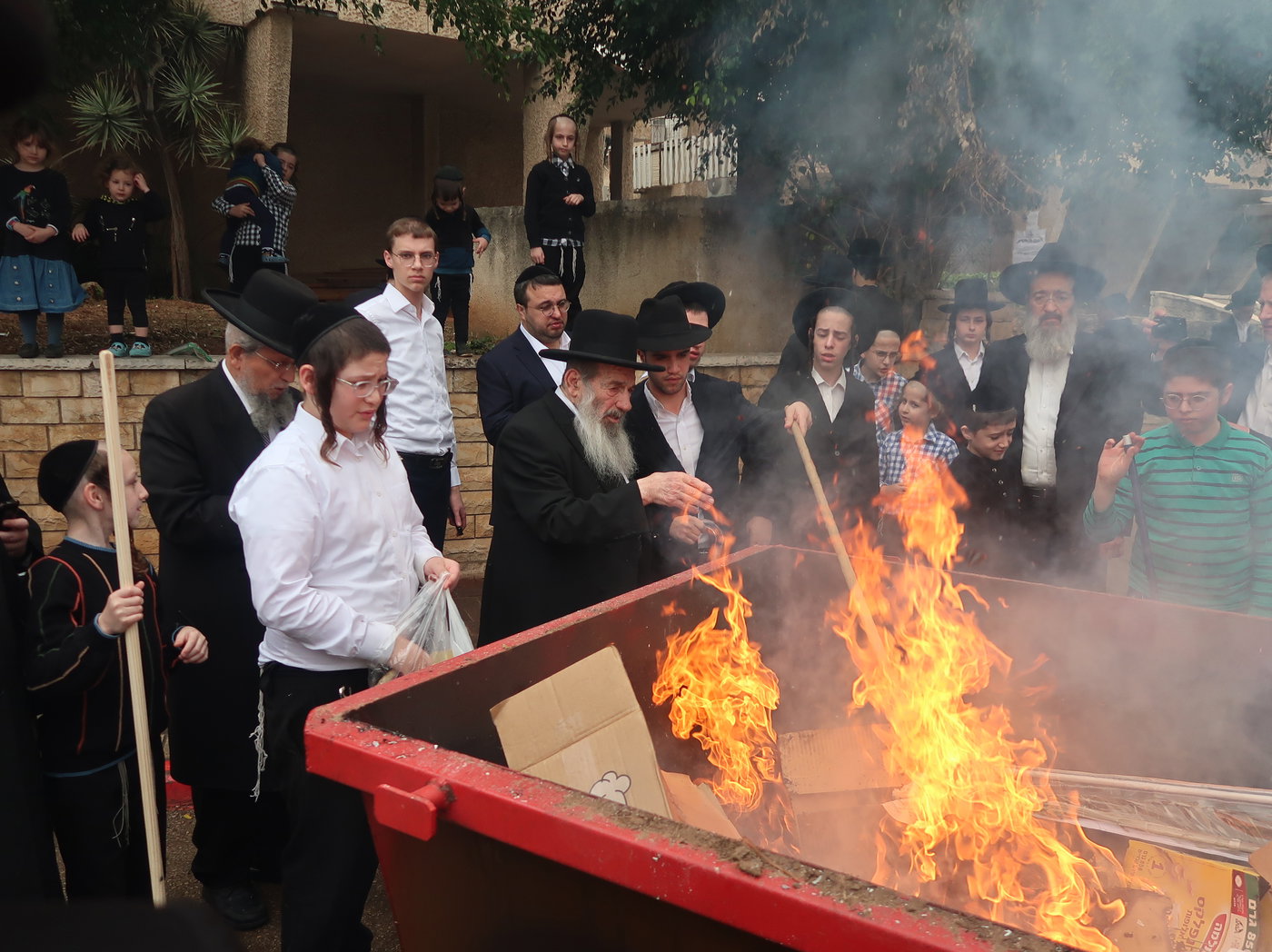 הגאון רבי ניסים בן שמעון בשריפת חמץ