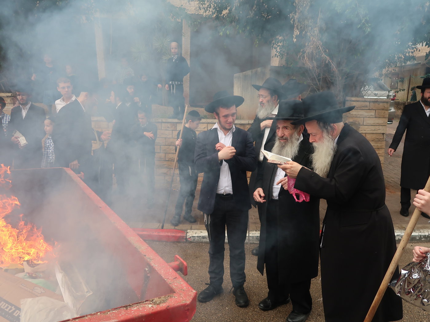 הגאון רבי ניסים בן שמעון בשריפת חמץ