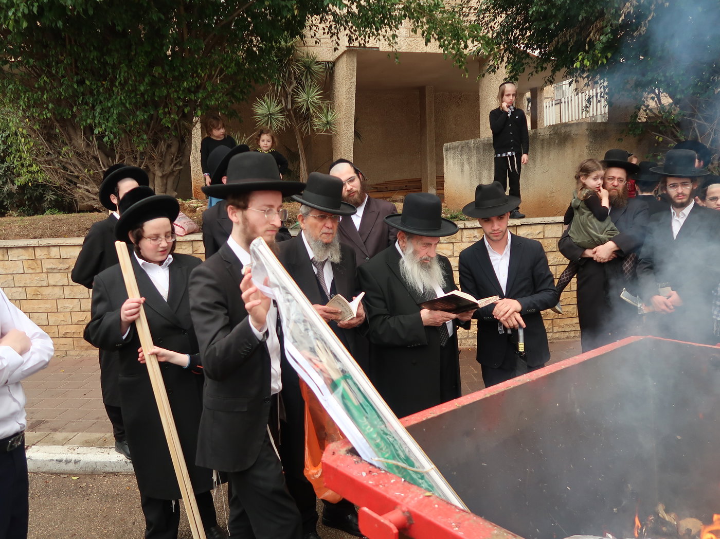 הגאון רבי ניסים בן שמעון בשריפת חמץ