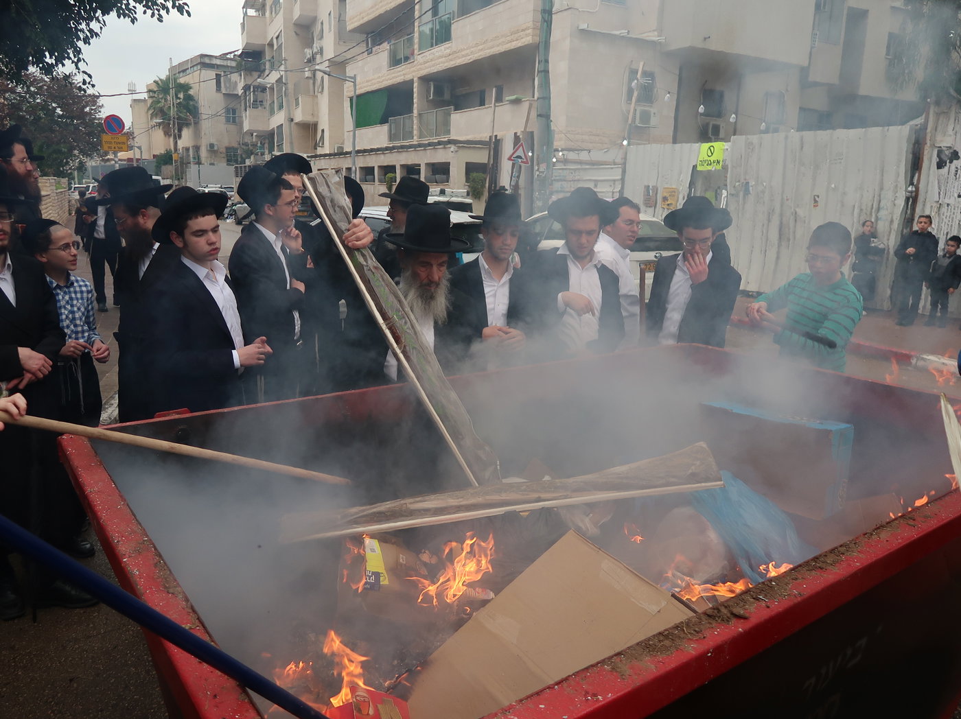 הגאון רבי ניסים בן שמעון בשריפת חמץ