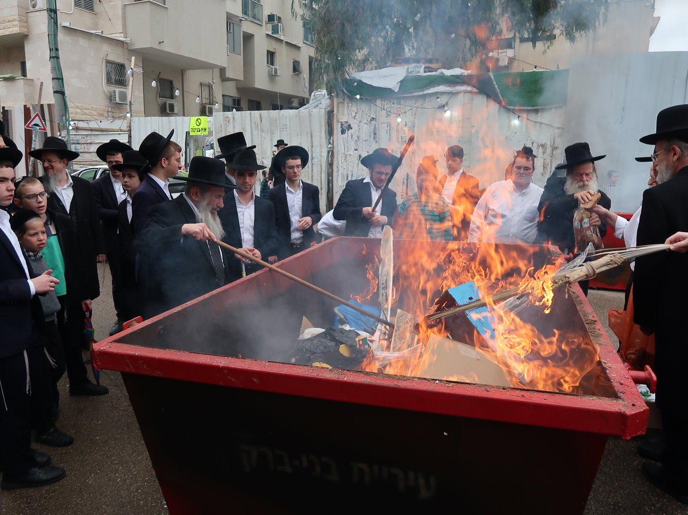 הגאון רבי ניסים בן שמעון בשריפת חמץ