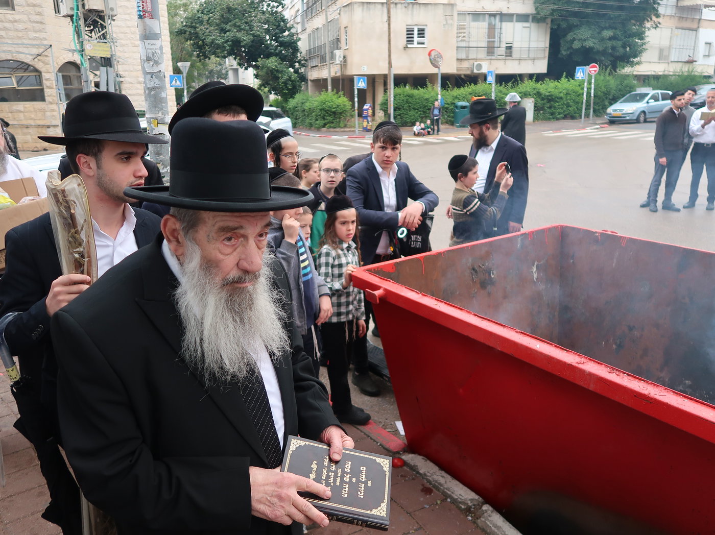 הגאון רבי ניסים בן שמעון בשריפת חמץ