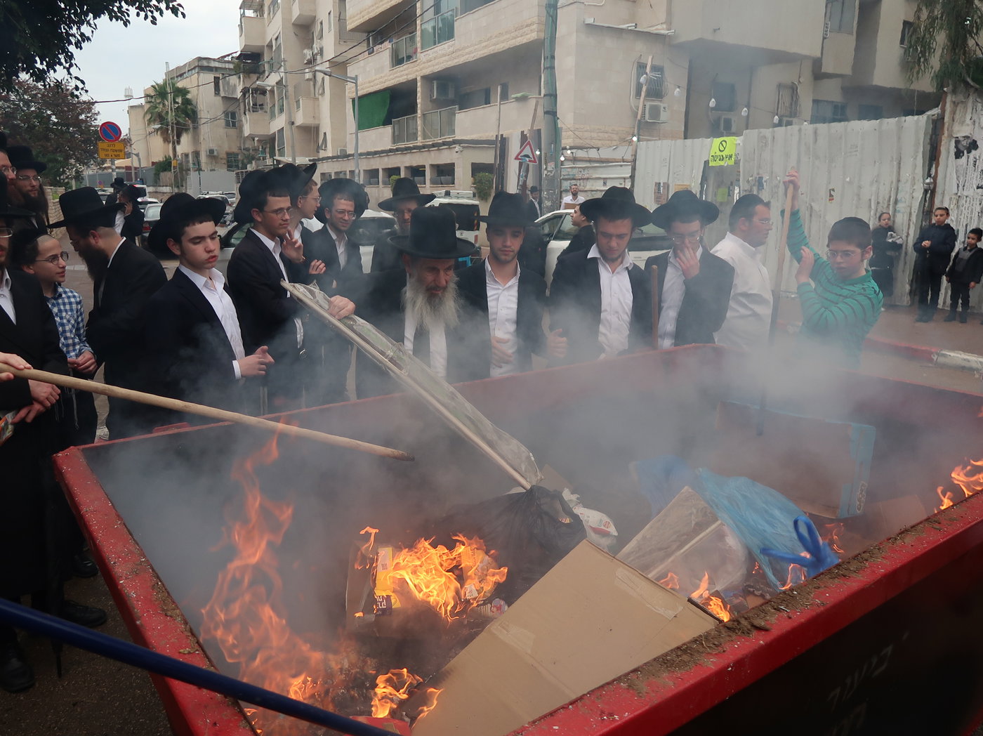 הגאון רבי ניסים בן שמעון בשריפת חמץ