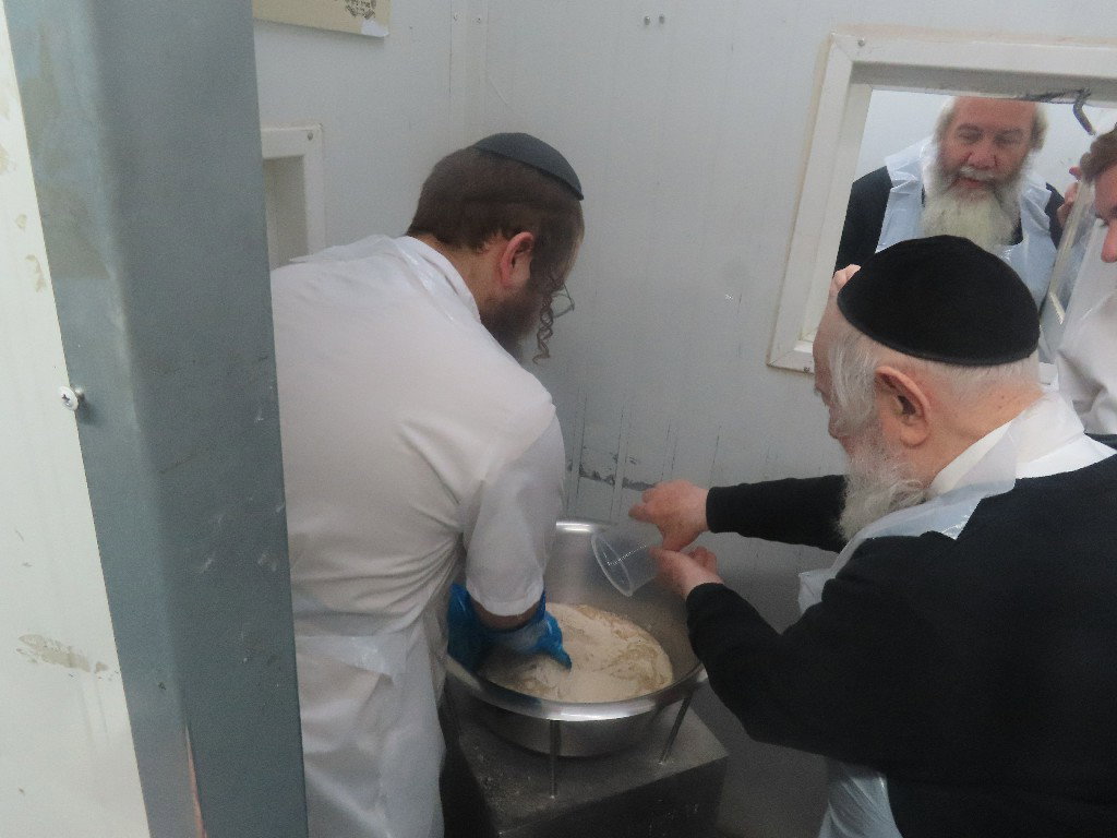 הגאון רבי יצחק זילברשטיין באפיית מצות