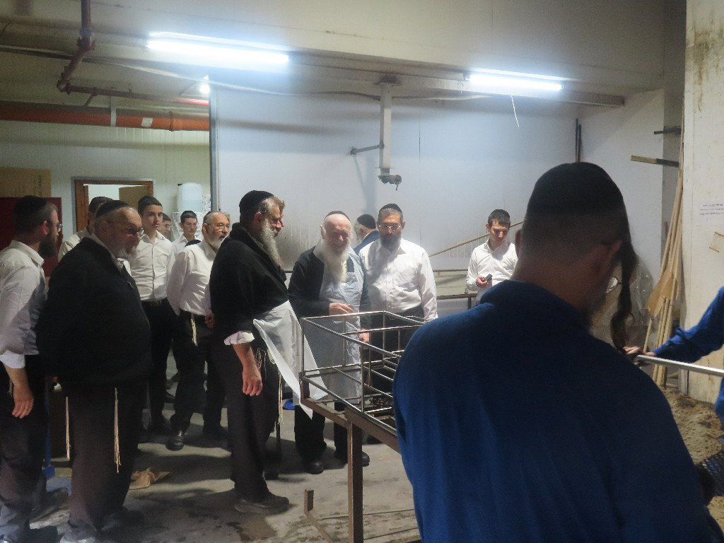 הגאון רבי יצחק זילברשטיין באפיית מצות