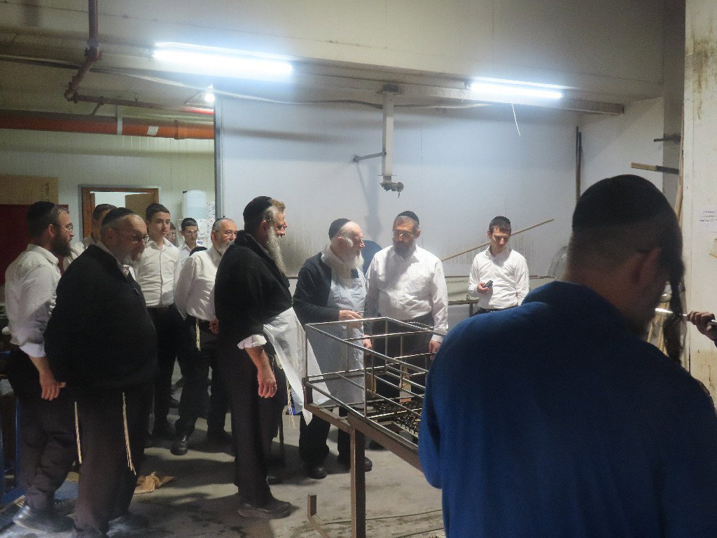 הגאון רבי יצחק זילברשטיין באפיית מצות