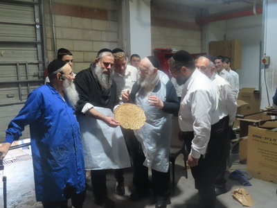 הגאון רבי יצחק זילברשטיין באפיית מצות