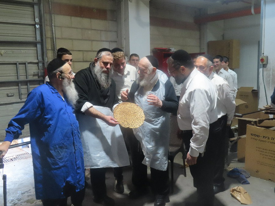 הגאון רבי יצחק זילברשטיין באפיית מצות
