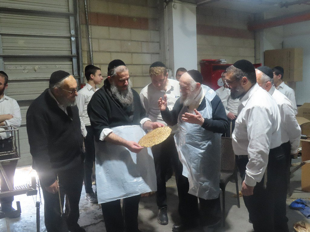 הגאון רבי יצחק זילברשטיין באפיית מצות