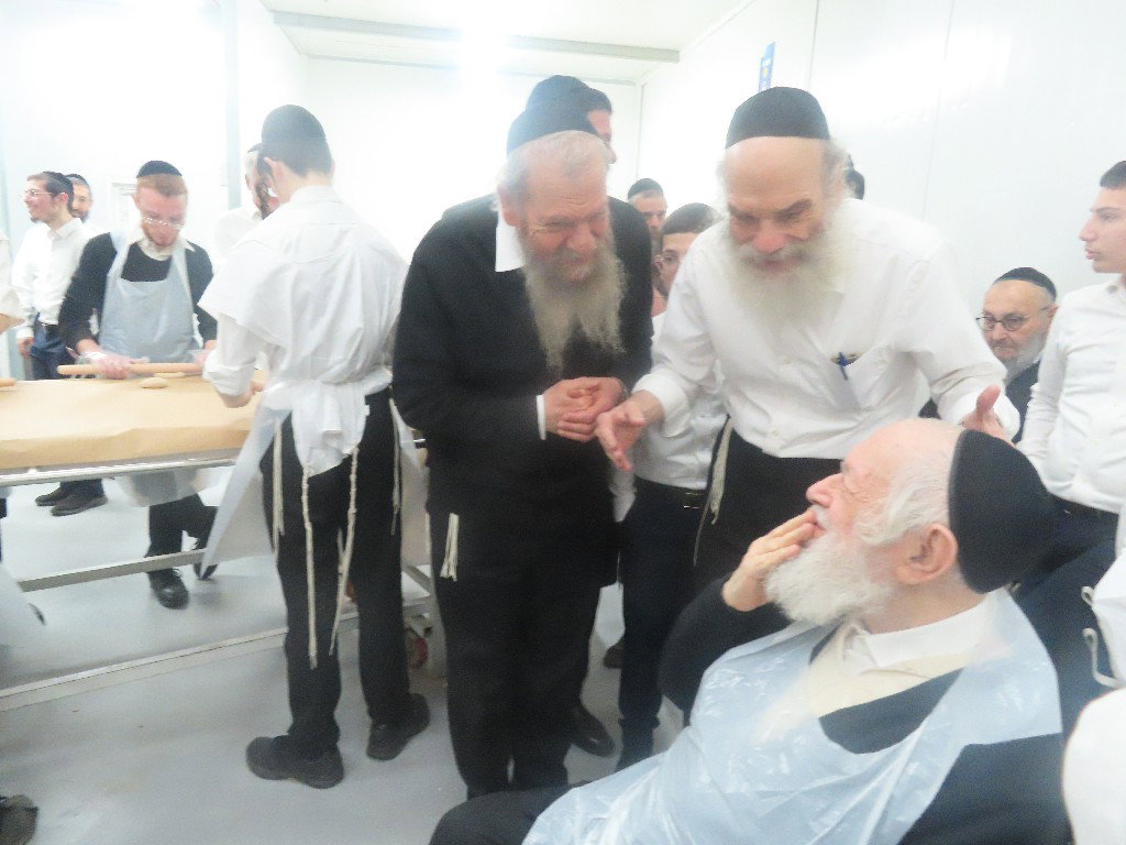 הגאון רבי יצחק זילברשטיין באפיית מצות