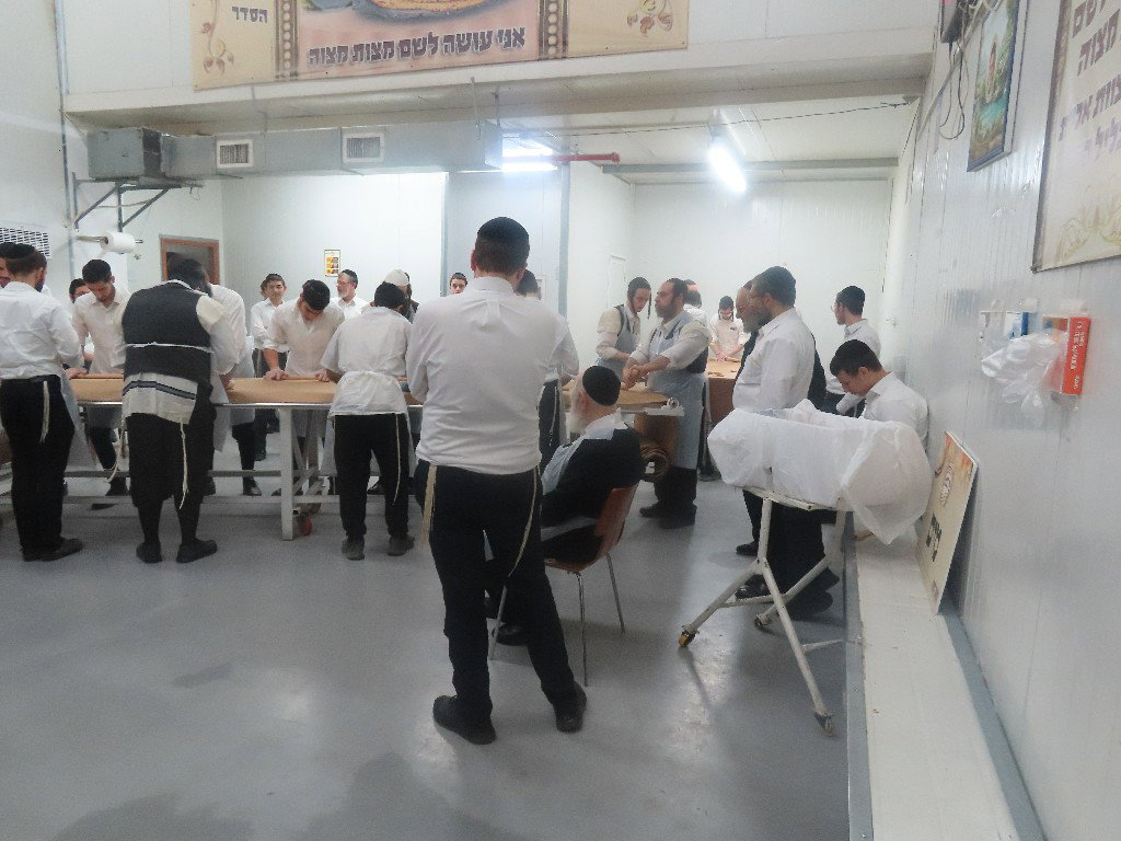 הגאון רבי יצחק זילברשטיין באפיית מצות