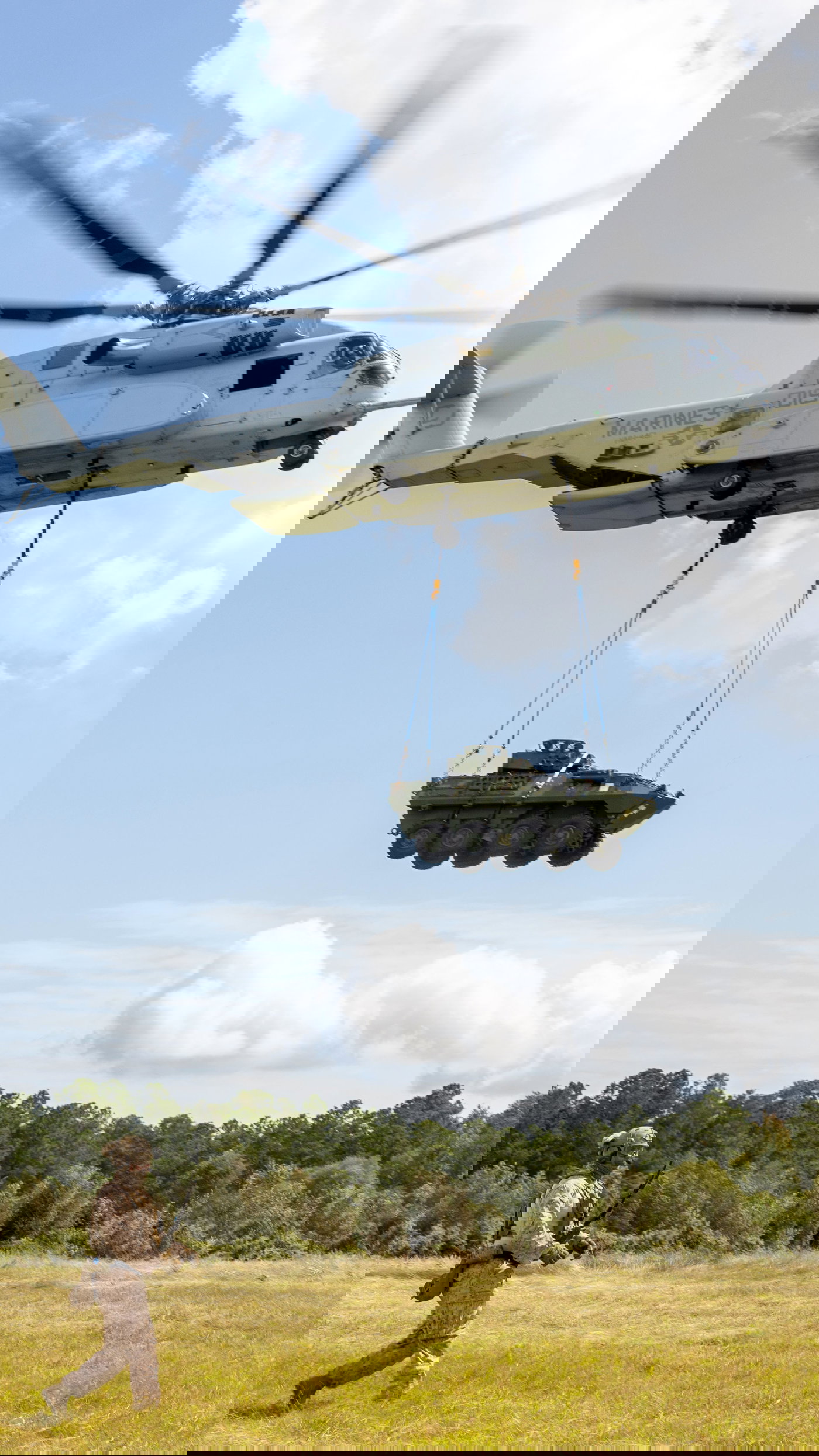 משאית אווירית בשירות המרינס: מסוק ה-CH-53 במפגן נשיאת מטען כבד