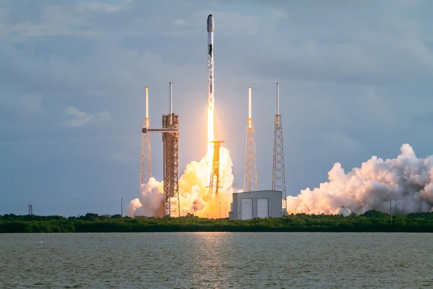 שיגור טיל פאלקון 9 מבית SpaceX בקייפ קנברל