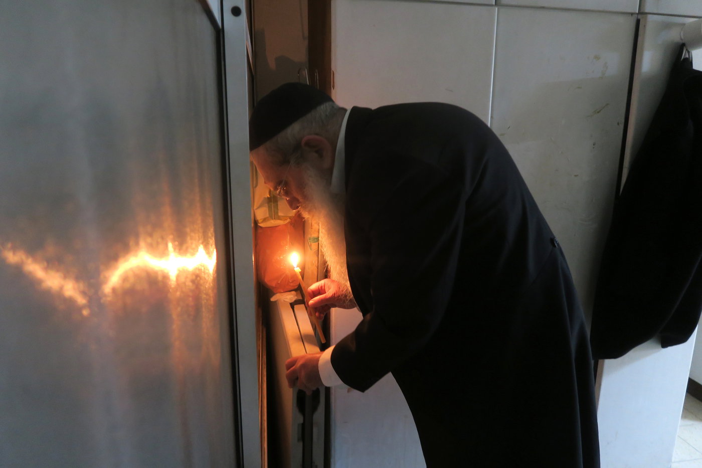 הגאון רבי שרגא שטיינמן בבדיקת חמץ