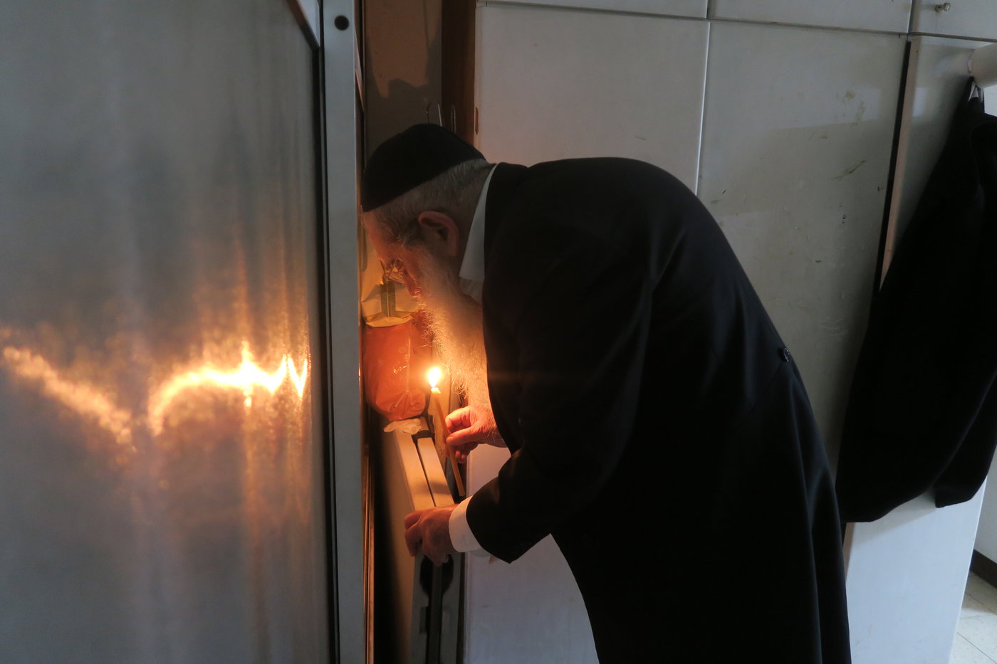 הגאון רבי שרגא שטיינמן בבדיקת חמץ