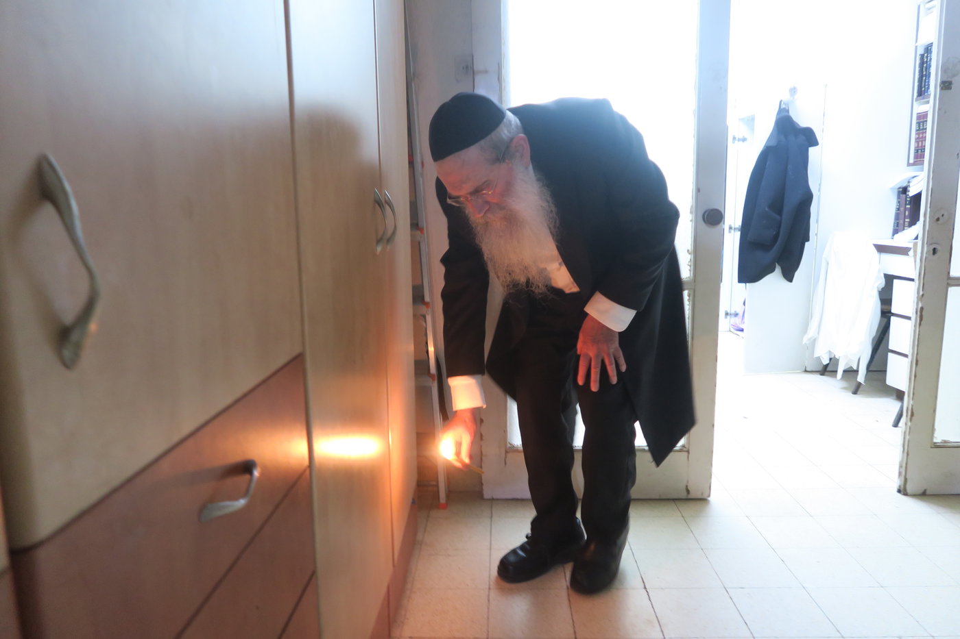 הגאון רבי שרגא שטיינמן בבדיקת חמץ