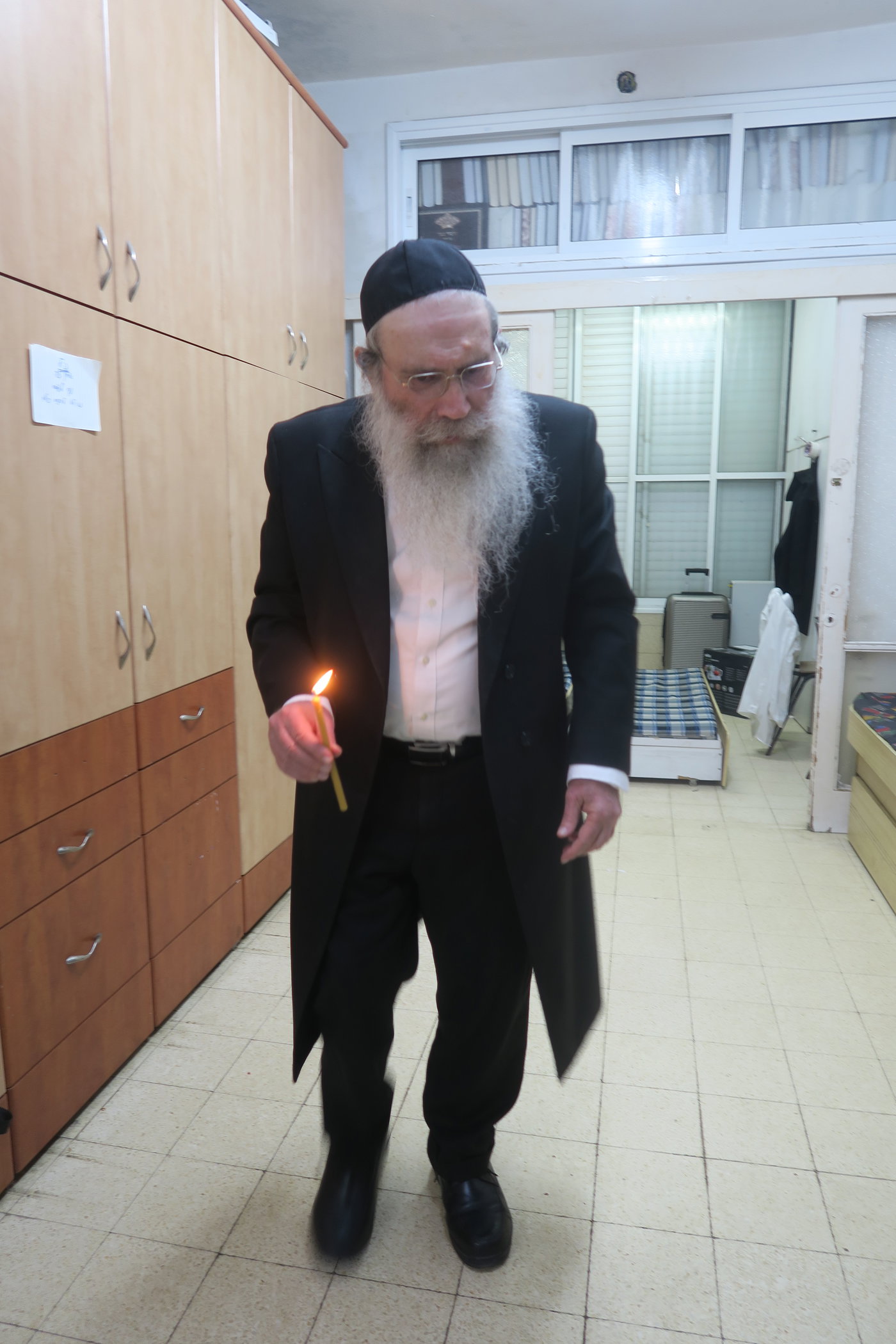 הגאון רבי שרגא שטיינמן בבדיקת חמץ