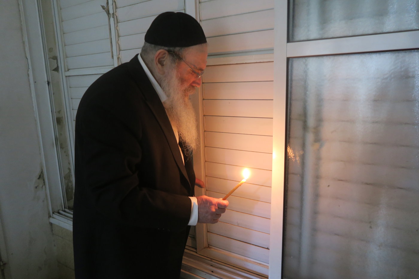 הגאון רבי שרגא שטיינמן בבדיקת חמץ